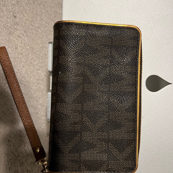 Michael Kors wallet wristlet - Picture 2 of 4